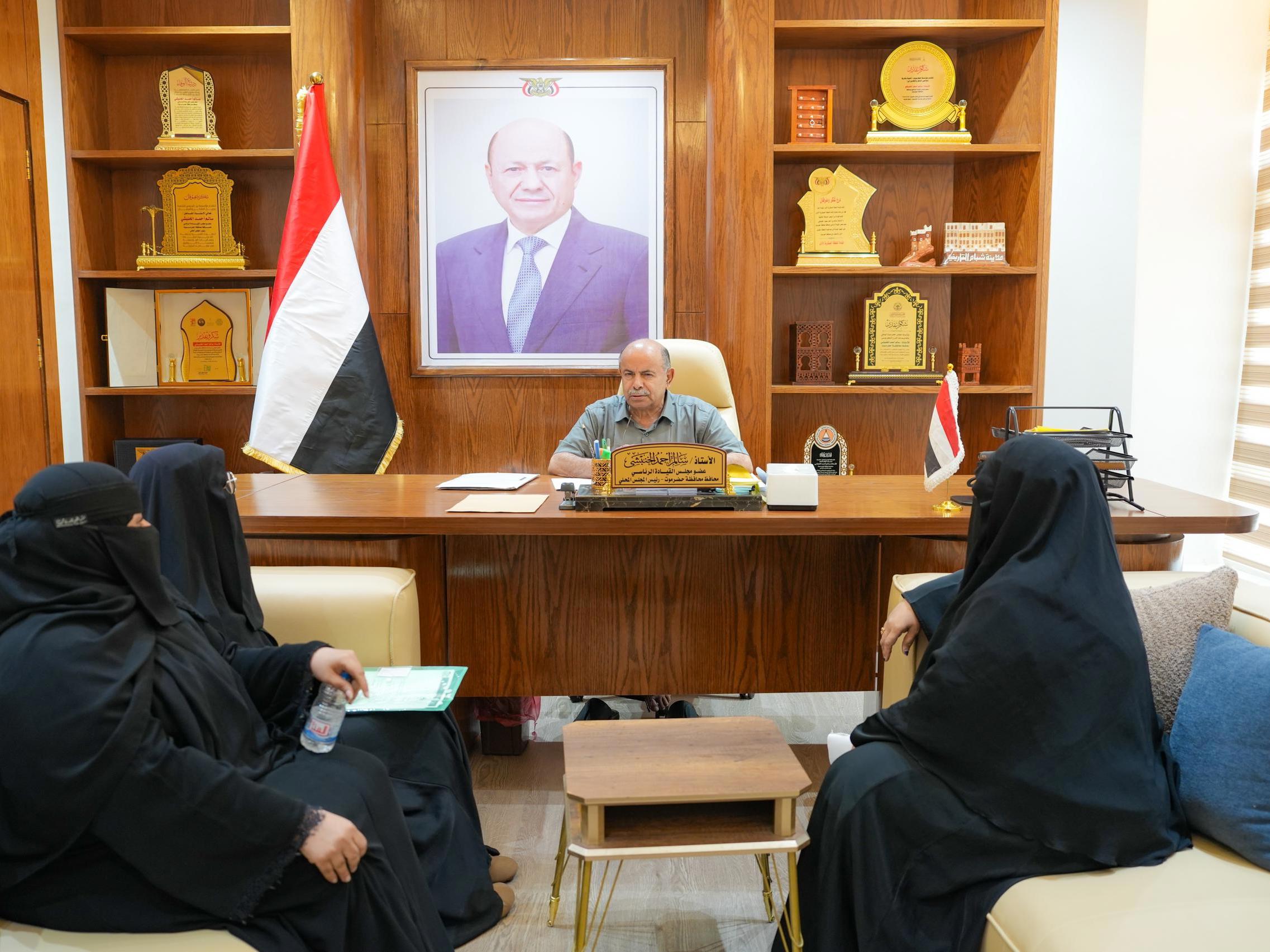التكتل الديمقراطي النسائي يستعرض جهوده في تعزيز السلام أمام عضو مجلس القيادة الرئا